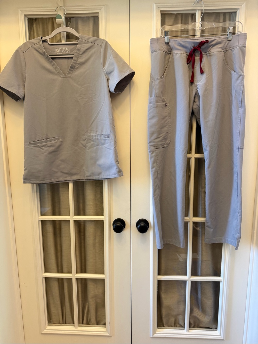 SMALL Top w/ MEDIUM Petite Pants Women’s Light Grey Figs Scrub Set EUC